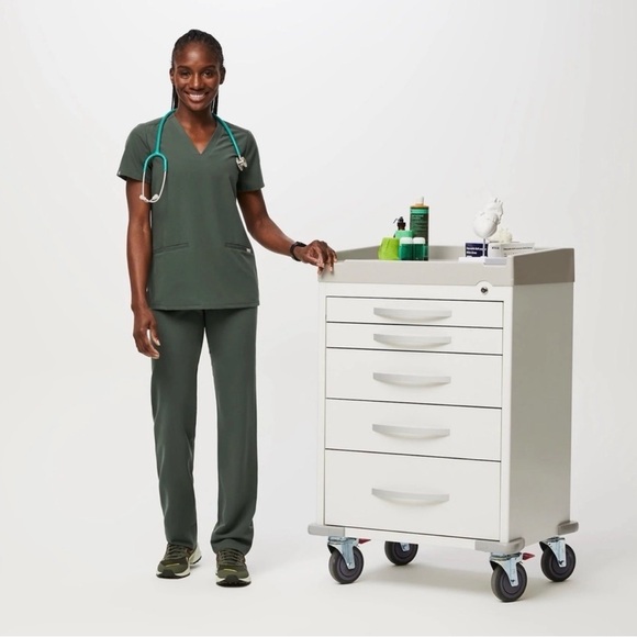 FIGS Women's Casma 3-Pocket Scrub Top in Moss Green. Size: XS. Like new. - Picture 2 of 11